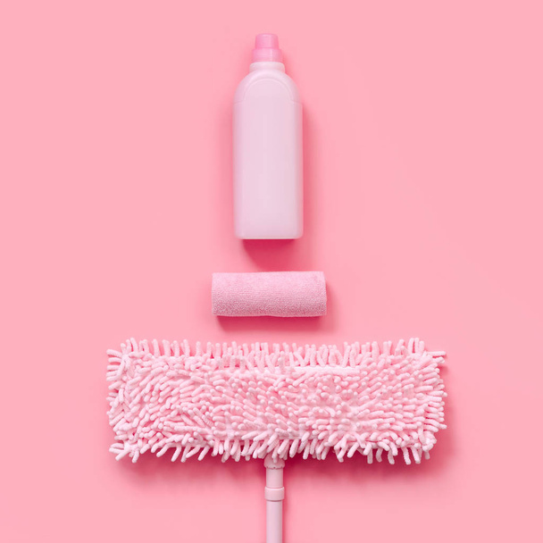 MOP, rag and detergent-pink set for spring cleaning. Top view - Foto, afbeelding