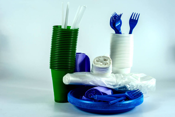 Многоцветная пластиковая посуда, изолированная на белом
 - Фото, изображение