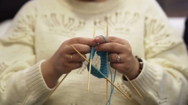 Mujer tejiendo calcetines de lana
 - Imágenes, Vídeo