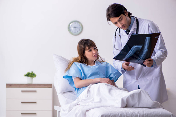 Male doctor visiting female patient in ward  - Photo, Image