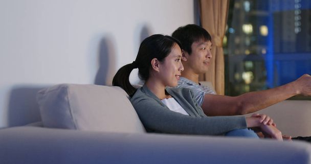 ζευγάρι βλέπουν τηλεόραση στο σπίτι - Φωτογραφία, εικόνα