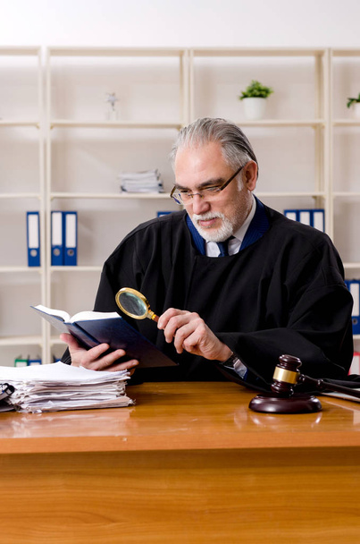 Starszy prawnik pracujący w sądzie   - Zdjęcie, obraz