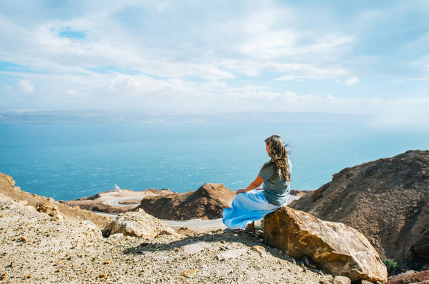 Kaunis nainen selässä. Näkymä Kuolleenmeren Jordaniassa
.  - Valokuva, kuva