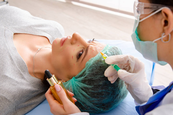 Felkészülés a plasztikai sebészeti nő - Fotó, kép