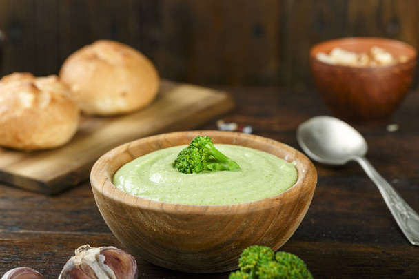 broccoli cream soup on the table - Foto, Imagen