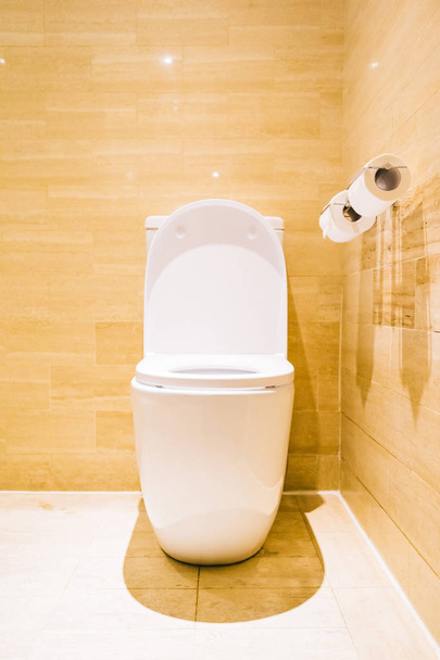 Krásné luxusní bílé záchodové prkénko a miska - Fotografie, Obrázek