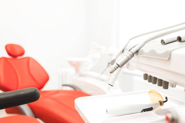 Zahnklinik. Empfang, Untersuchung des Patienten. Zahnpflege. Nahaufnahme moderner zahntechnischer Geräte - Foto, Bild