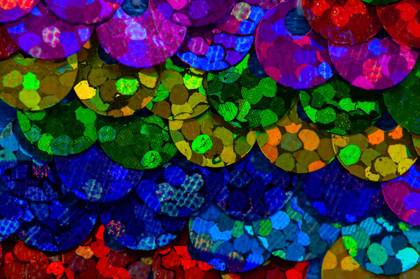 Φόντο πούλιες γκλίτερ φόντο με φώτα που αναβοσβήνουν. Κοντινό πάνω από πούλιες σε φωτεινά χρώματα - Φωτογραφία, εικόνα