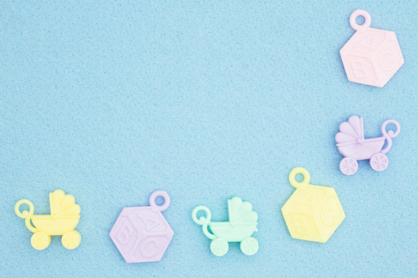 Carrinhos de bebê e blocos abc em um backg material texturizado azul
 - Foto, Imagem