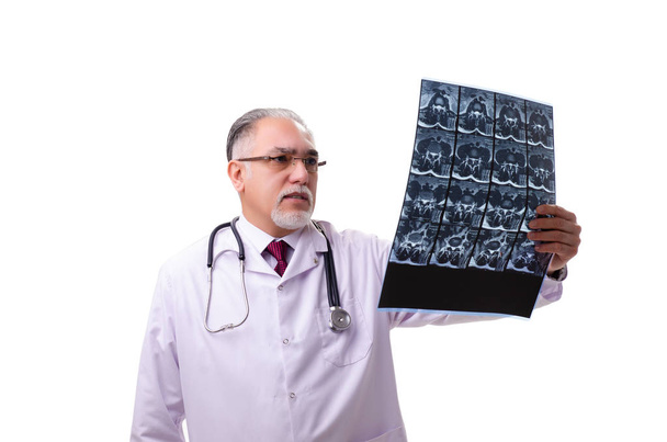 Viejo médico masculino aislado en blanco
  - Foto, imagen