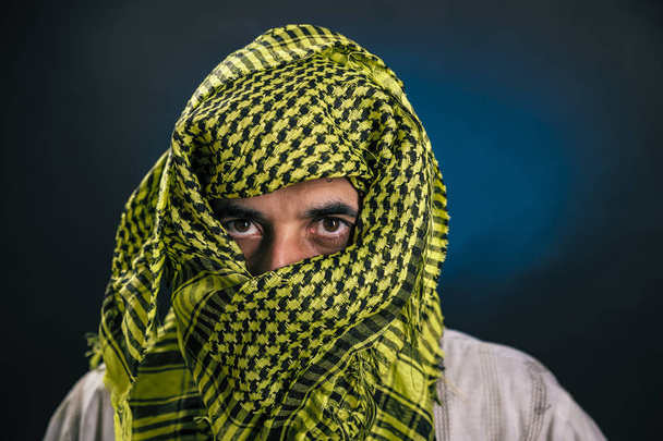 Geleneksel Ulusal Arap elbise Co Doğu görünümü bir adam - Fotoğraf, Görsel