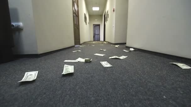 Billetes de dólar están dispersos en el piso del hotel u oficina. Movimiento de la cámara en la factura
 - Metraje, vídeo