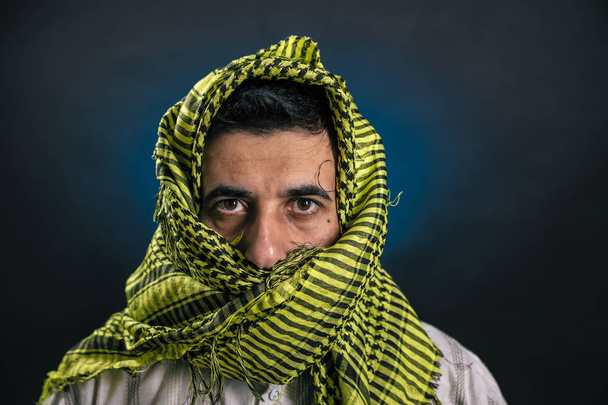 Ανατολική εμφάνιση ένας άνθρωπος σε ένα παραδοσιακό εθνικό αραβικό φόρεμα Co - Φωτογραφία, εικόνα