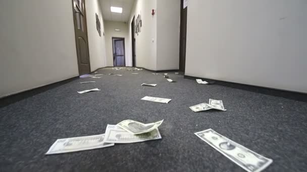 Billetes de dólar están dispersos en el piso del hotel u oficina. Movimiento de la cámara en la factura
 - Metraje, vídeo