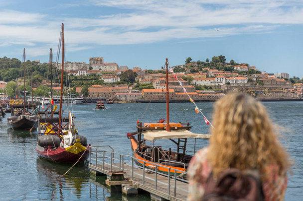 Un touriste regarde les célèbres bateaux rabelo dans la ville de Porto
. - Photo, image