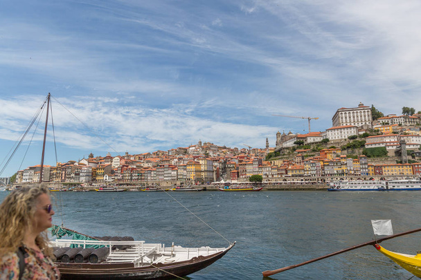 Po březích řeky Douro kráčí dospělá turistická žena  - Fotografie, Obrázek