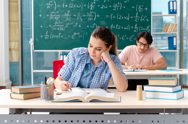 Jeunes étudiants qui passent l'examen de mathématiques en classe
  - Photo, image