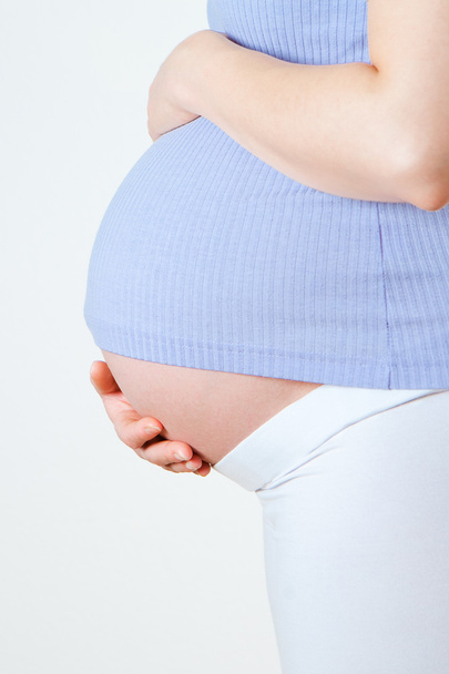 raskaana oleva nainen pitelee vatsaansa - Valokuva, kuva