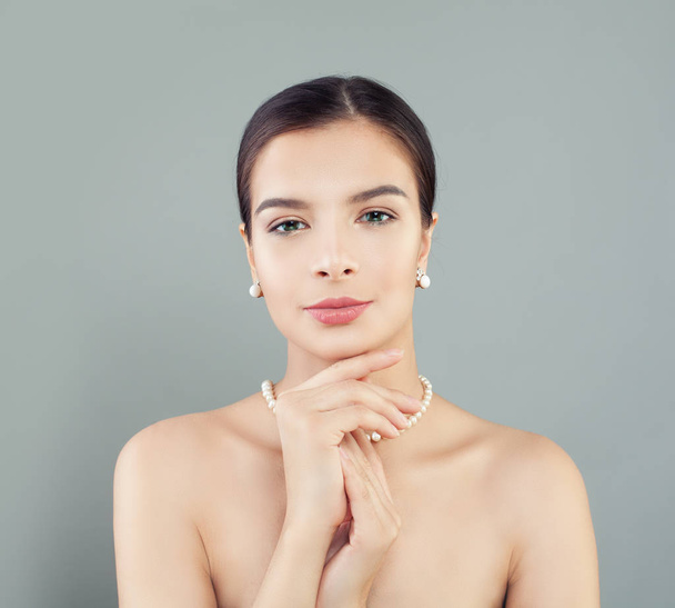 Täydellinen nainen malli terve iho helmiä kaulakoru
  - Valokuva, kuva