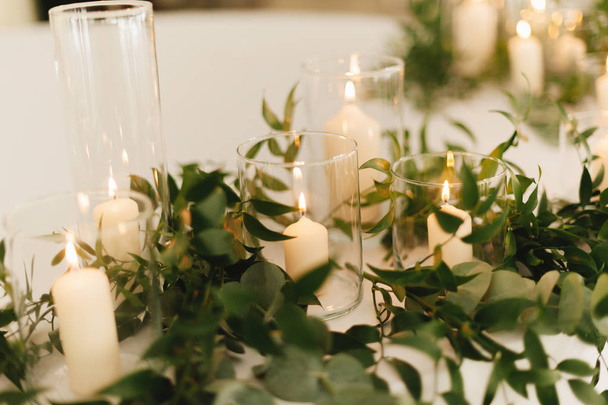 Κεριά γάμου σε γυαλί, με φύλλα για τη διακόσμηση - Φωτογραφία, εικόνα