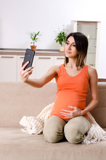 Young pregnant woman at home  - Foto, imagen