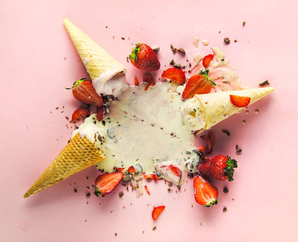 morango e sorvete em cones derretidos sobre fundo rosa
 - Foto, Imagem