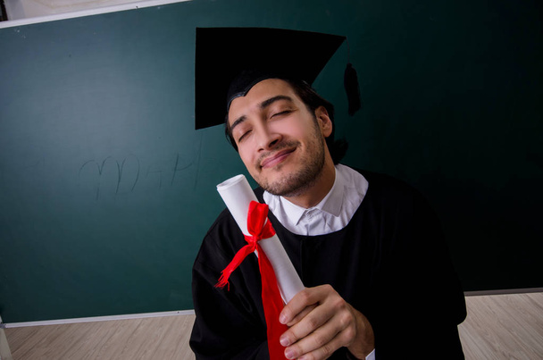 Yüksek lisans öğrencisi yeşil panonun önünde.  - Fotoğraf, Görsel