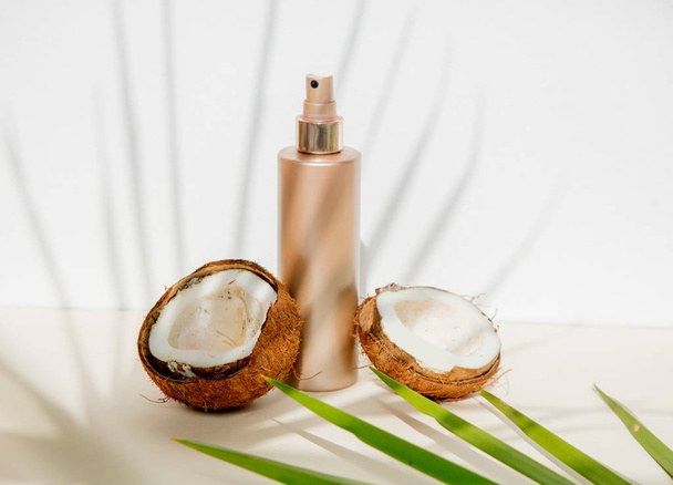 Butelka z kremem do pielęgnacji skóry i kokosów - Zdjęcie, obraz