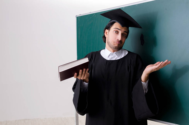Estudiante de posgrado frente al tablero verde  - Foto, imagen