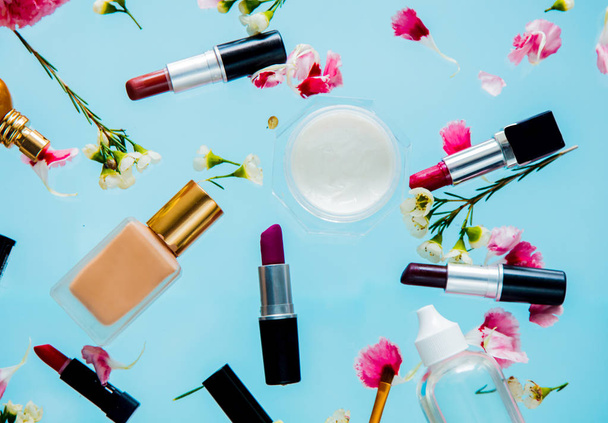 Rouge à lèvres de couleur, parfum, crème et fleurs de camélaucium
 - Photo, image