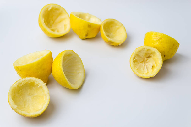 Facsart citrom hámlani kezd, miután a friss gyümölcslé  - Fotó, kép