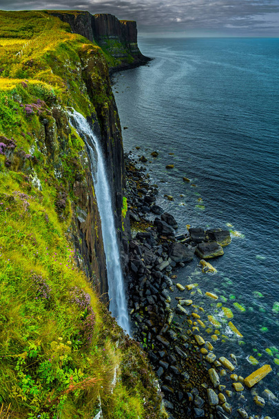 Upea vesiputous Kilt Rock saarella Skye Skotlannissa
 - Valokuva, kuva