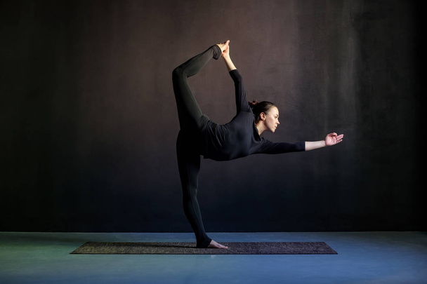 Mujer practicando yoga, estirándose en Natarajasana ejercicio
 - Foto, Imagen