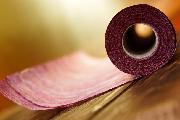 Un rollo de material artesanal de fieltro y papel para la costura del hogar
 - Foto, imagen