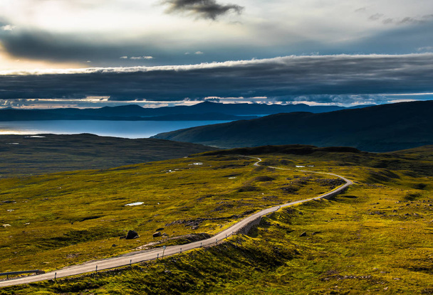 Vue du col Applecross au paysage pittoresque avec la route à voie unique incurvée et l'île de Skye en Écosse
 - Photo, image