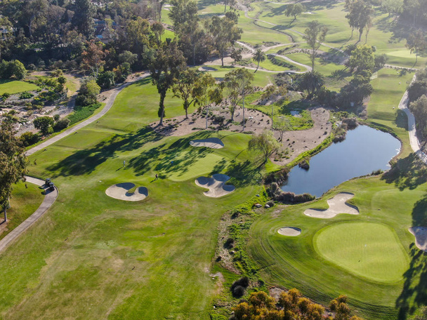 次の谷の美しい裕福な緑のゴルフコースの空中ビュー。サンディエゴ, カリフォルニア.米国. - 写真・画像