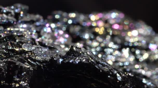 Bokeh: minerální forma oxidu železitého se skleněnými, jako kovové povrchy jiskžek intenzivně pod světlem. Zářivý hematit se třpytil v různých barvách. Tmavý hematit používaný v polodrahých špercích. - Záběry, video