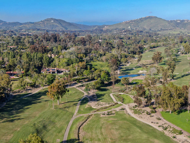 Aerial näkymä kaunis varakas vihreä golfkenttä vieressä laaksossa. San Diegossa, Kaliforniassa. Yhdysvallat
. - Valokuva, kuva