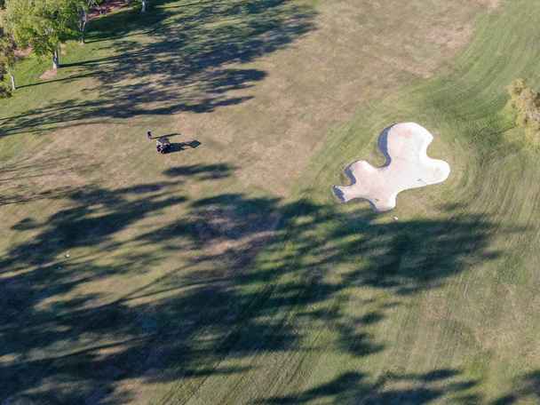 Εναέρια θέα ενός όμορφου πλούσιου πράσινου γηπέδου γκολφ δίπλα στην κοιλάδα. Σαν Ντιέγκο, Καλιφόρνια. Ηπα. - Φωτογραφία, εικόνα