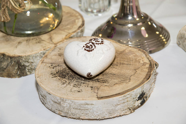 Corazón de porcelana sobre madera
 - Foto, imagen