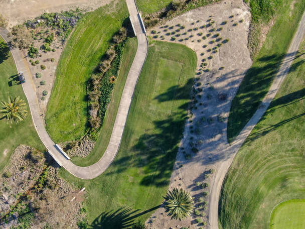 Luftaufnahme eines wunderschönen grünen Golfplatzes neben dem Tal. San Diego, Kalifornien. USA. - Foto, Bild
