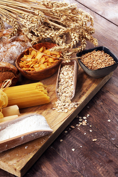 celé obilné výrobky se složitými sacharidy na stole - Fotografie, Obrázek