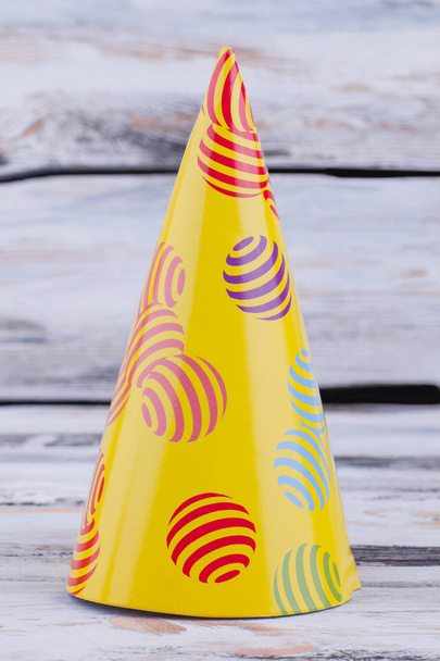 Sombrero de fiesta de cumpleaños amarillo
. - Foto, Imagen