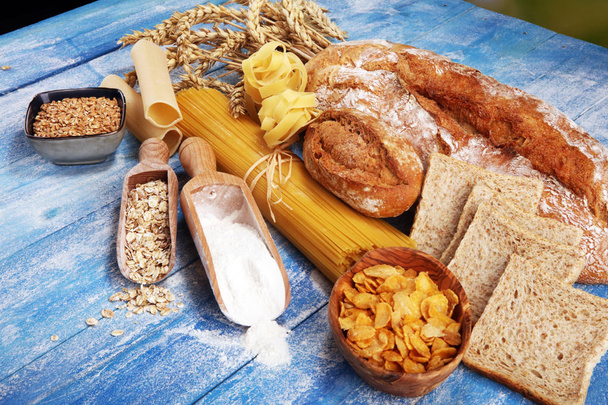 テーブルの上の複雑な炭水化物との全粒穀物製品 - 写真・画像