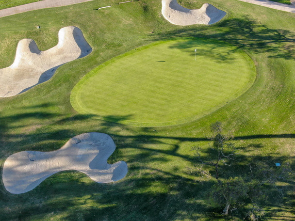 Vue aérienne d'un beau terrain de golf verdoyant à côté de la vallée. San Diego, Californie. États-Unis
. - Photo, image