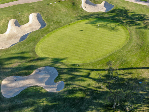 Widok z lotu ptaka na pięknym bogatym zielonym polu golfowym obok doliny. San Diego w Kalifornii. USA. - Zdjęcie, obraz