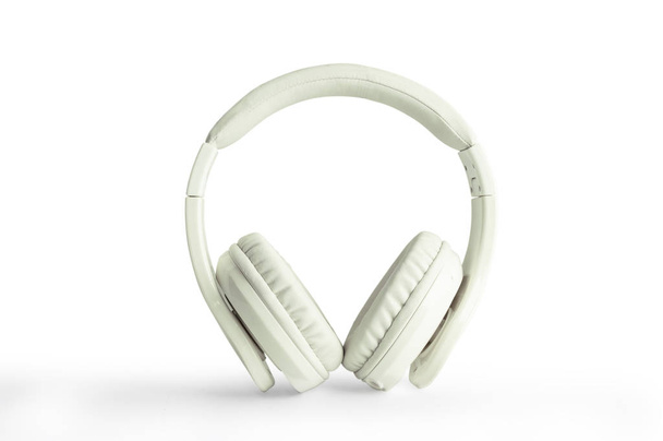 Kopfhörer, weißes Leder isoliert auf weißem Hintergrund mit Clip - Foto, Bild