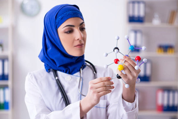 Arab női orvos a klinikán.  - Fotó, kép