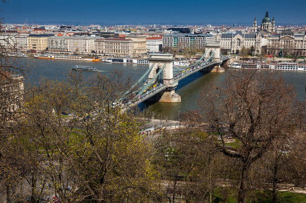 Veduta della città di Budapest, del ponte a catena e del Danubio
 - Foto, immagini