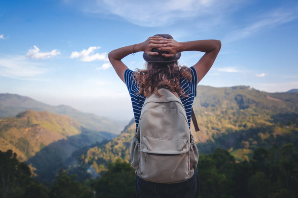 Молодая красивая женщина путешественник пользуется горы, красивый ландшафт
 - Фото, изображение